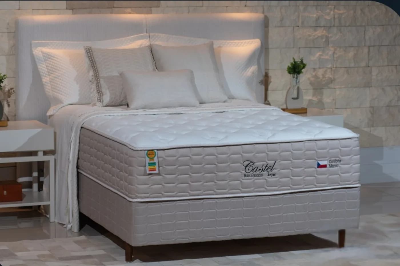 Conjunto Box Castel Casal em quarto com parede de mármore e cabeceira iluminada