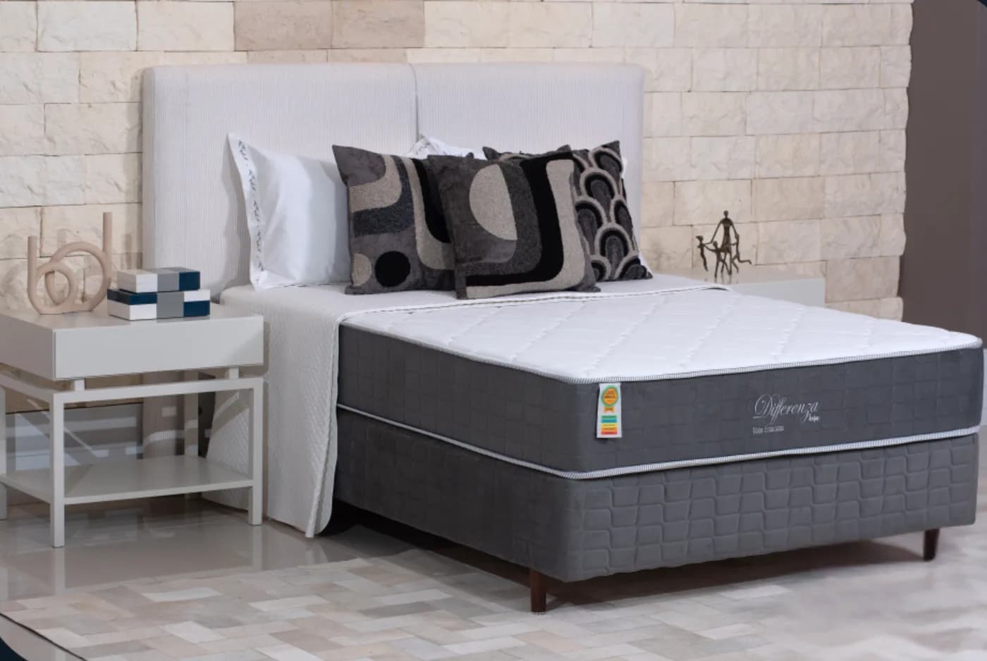 Conjunto Box Differenza Casal com base cinza em quarto com parede de pedra