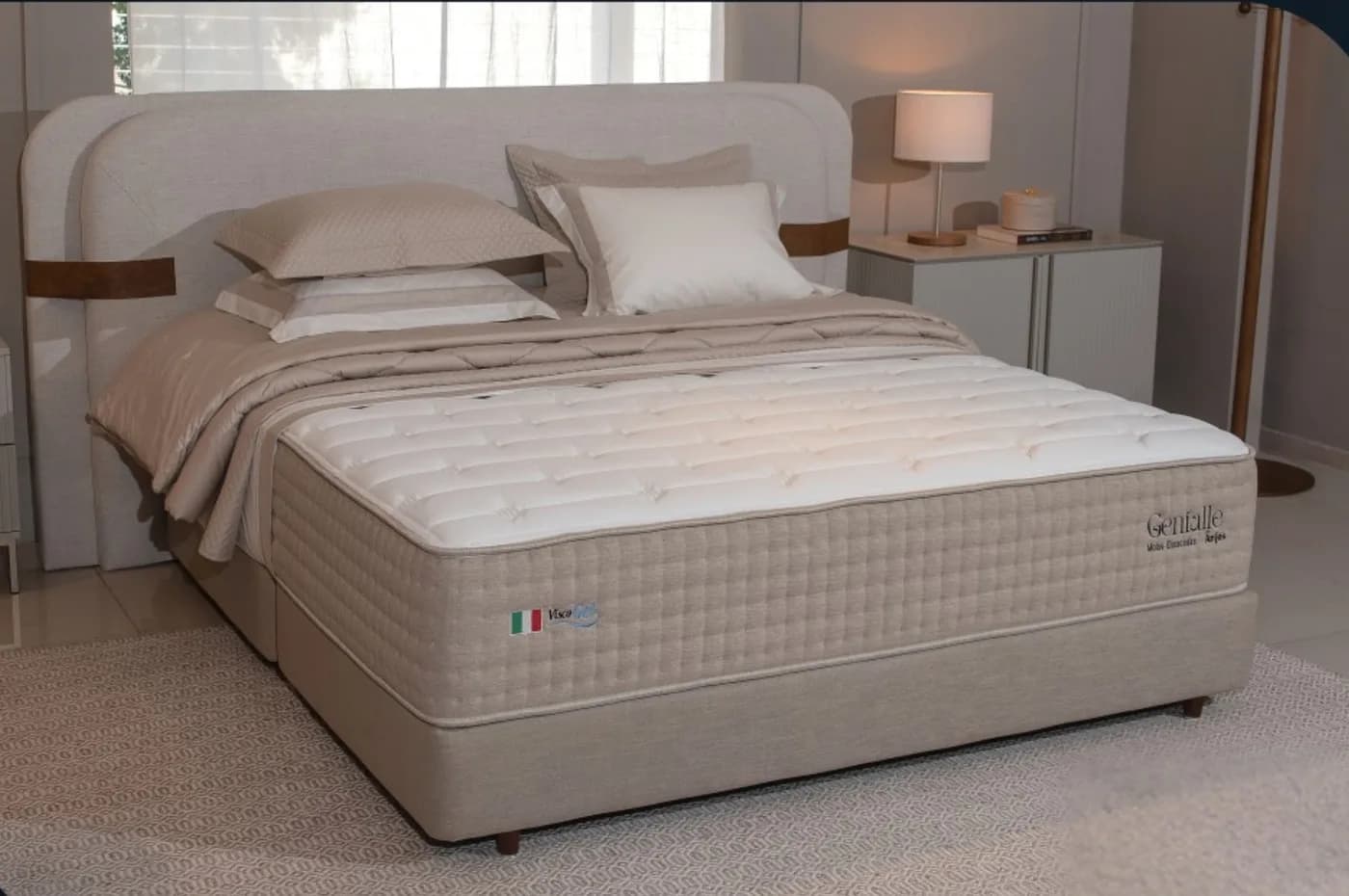 Conjunto Box Genialle Casal em quarto claro com cabeceira curva estofada